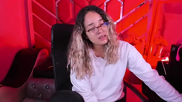 Snapshot of Olivia_Fox69 chatting on February 3, 4:21 am Olivia Fox69 online show from February 3, 4:21 am