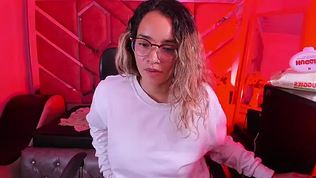 Snapshot of Olivia_Fox69 chatting on February 4, 3:56 am Olivia Fox69 online show from February 4, 3:56 am