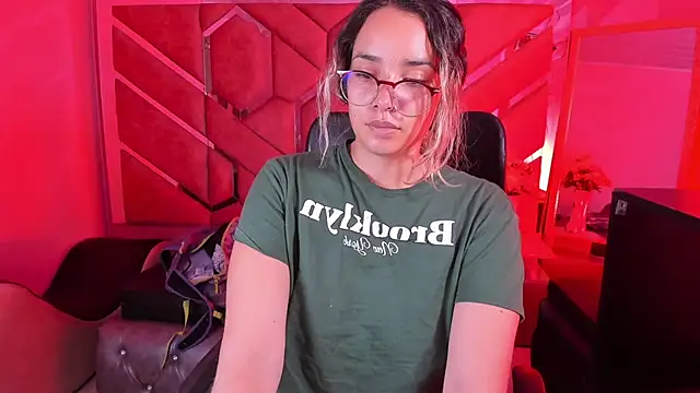 Snapshot of Olivia_Fox69 chatting on February 8, 3:54 am Olivia Fox69 online show from February 8, 3:54 am