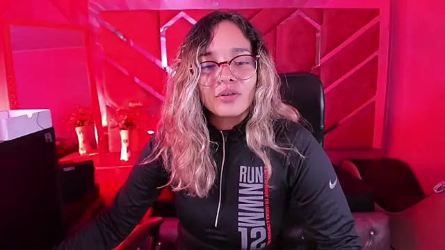 Snapshot of Olivia_Fox69 chatting on February 10, 3:32 am Olivia Fox69 online show from February 10, 3:32 am