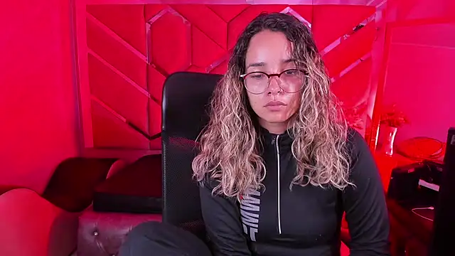 Snapshot of Olivia_Fox69 chatting on February 11, 3:44 am Olivia Fox69 online show from February 11, 3:44 am