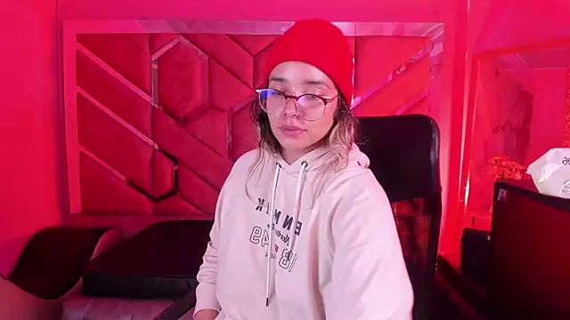 Snapshot of Olivia_Fox69 chatting on February 17, 4:20 am Olivia Fox69 online show from February 17, 4:20 am