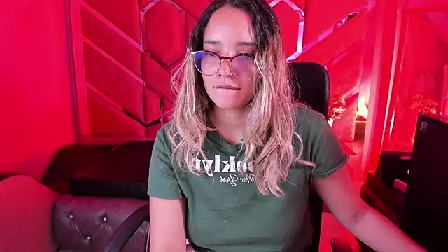 Snapshot of Olivia_Fox69 chatting on February 27, 4:12 am Olivia Fox69 online show from February 27, 4:12 am