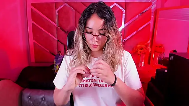 Snapshot of Olivia_Fox69 chatting on March 5, 3:24 am Olivia Fox69 online show from March 5, 3:24 am