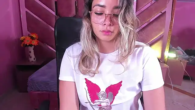 Snapshot of Olivia_Fox69 chatting on April 10, 3:01 am Olivia Fox69 online show from April 10, 3:01 am