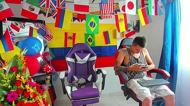 Snapshot of parejacaliente20154 chatting on June 22, 1:08 pm parejacaliente20154 online show from June 22, 1:08 pm
