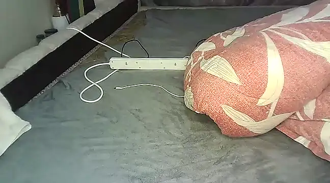 Snapshot of pretty_bums chatting on December 9, 3:40 am pretty bums online show from December 9, 3:40 am