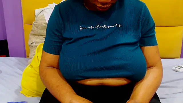 Snapshot of YELLOWBUSTYMELLONS chatting on October 2, 5:14 am YELLOWBUSTYMELLONS online show from October 2, 5:14 am