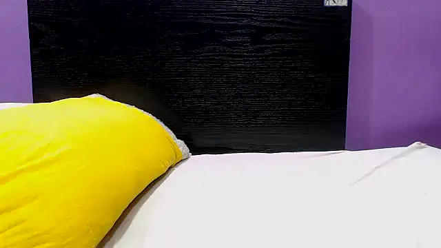 Snapshot of YELLOWBUSTYMELLONS chatting on November 24, 5:29 am YELLOWBUSTYMELLONS online show from November 24, 5:29 am