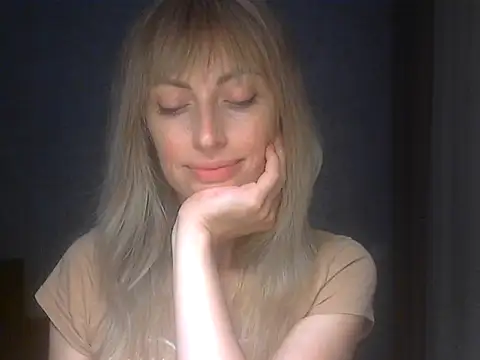Snapshot of EffectMaya chatting on May 10, 6:24 pm EffectMaya online show from May 10, 6:24 pm