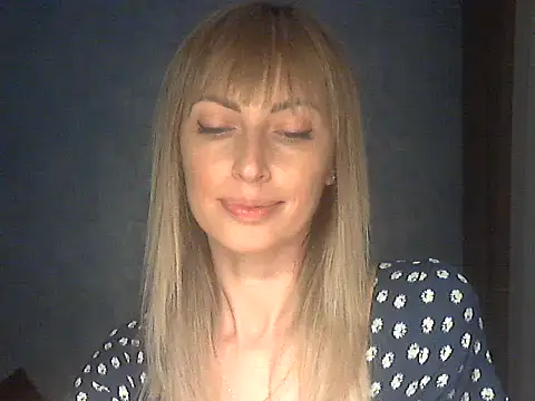 Snapshot of EffectMaya chatting on May 12, 4:04 pm EffectMaya online show from May 12, 4:04 pm