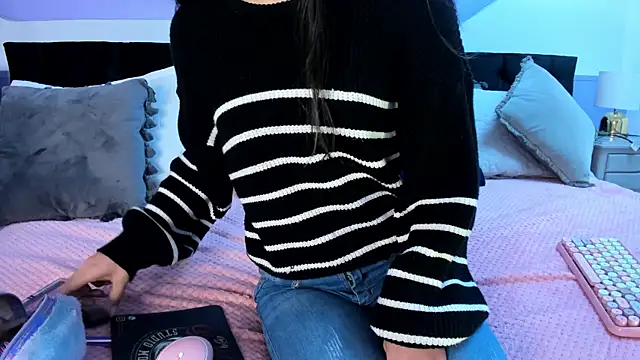 Julieta Cortes   online show from February 22, 11:46 am