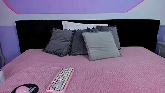 Julieta Cortes   online show from December 1, 11:59 am