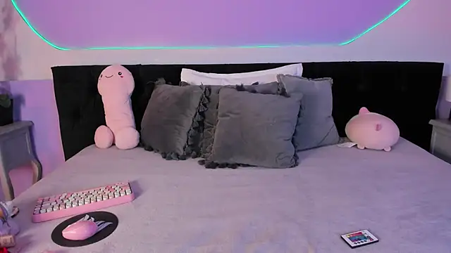 Julieta Cortes   online show from December 3, 12:03 pm