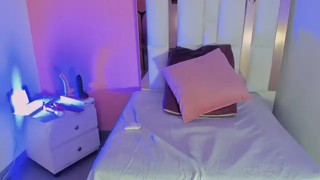 Alanna hot3 online show from December 18, 7:31 pm