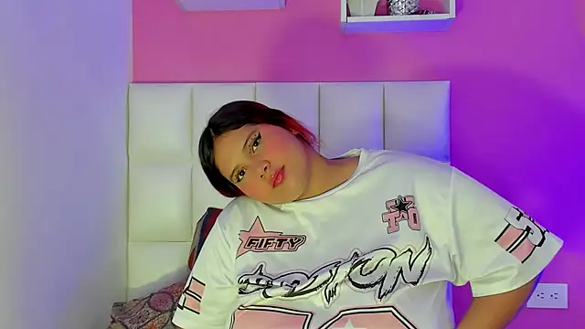 Snapshot of Alanna_hot3 chatting on July 3, 5:52 pm Alanna hot3 online show from July 3, 5:52 pm