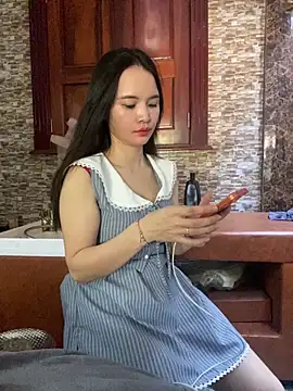 Snapshot of LiLi-Kirix99 chatting on June 4, 4:18 am LiLi-Kirix99 online show from June 4, 4:18 am
