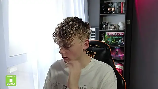 Snapshot of Keytaro chatting on October 27, 8:51 am Keytaro online show from October 27, 8:51 am