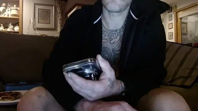 Snapshot of UnCuTupTheBuTT chatting on October 30, 4:25 am UnCuTupTheBuTT online show from October 30, 4:25 am