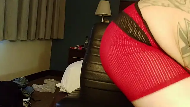 Snapshot of UnCuTupTheBuTT chatting on April 10, 11:04 am UnCuTupTheBuTT online show from April 10, 11:04 am