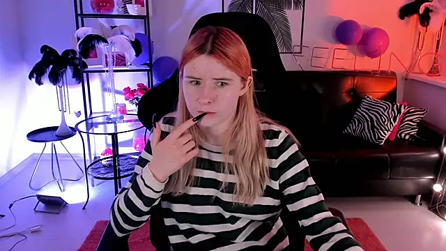 Snapshot of LexiWenford chatting on December 10, 6:22 am LexiWenford online show from December 10, 6:22 am