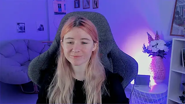 Snapshot of LexiWenford chatting on December 12, 2:48 am LexiWenford online show from December 12, 2:48 am