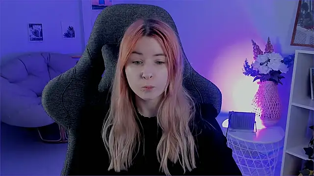 Snapshot of LexiWenford chatting on December 12, 5:52 am LexiWenford online show from December 12, 5:52 am