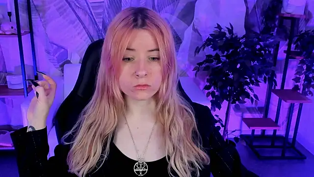 Snapshot of LexiWenford chatting on December 14, 5:51 am LexiWenford online show from December 14, 5:51 am