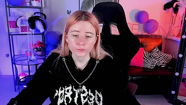 Snapshot of LexiWenford chatting on December 19, 5:51 am LexiWenford online show from December 19, 5:51 am