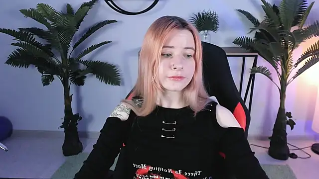 Snapshot of LexiWenford chatting on December 20, 9:21 am LexiWenford online show from December 20, 9:21 am