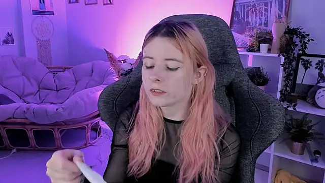 Snapshot of LexiWenford chatting on January 22, 9:02 am LexiWenford online show from January 22, 9:02 am