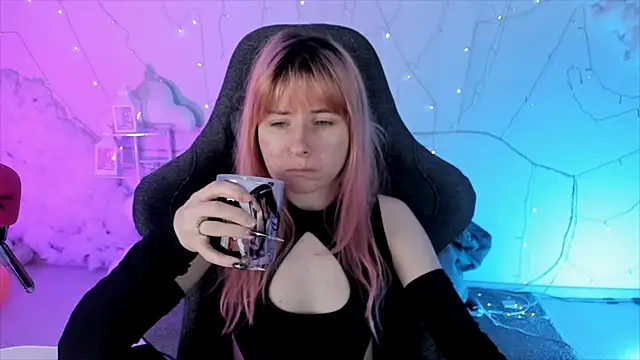 Snapshot of LexiWenford chatting on February 4, 2:49 am LexiWenford online show from February 4, 2:49 am