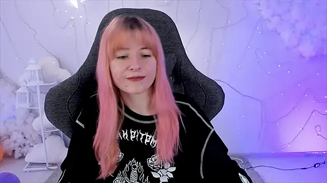 Snapshot of LexiWenford chatting on February 7, 8:55 am LexiWenford online show from February 7, 8:55 am