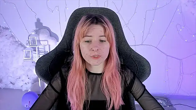 Snapshot of LexiWenford chatting on February 10, 6:09 am LexiWenford online show from February 10, 6:09 am