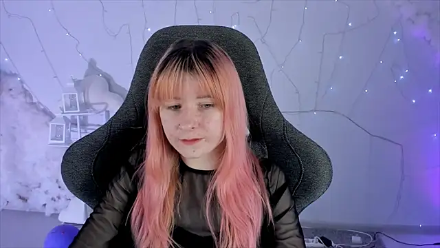 Snapshot of LexiWenford chatting on February 10, 9:14 am LexiWenford online show from February 10, 9:14 am