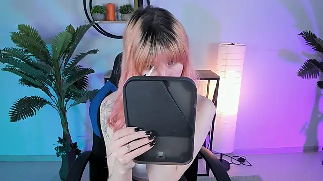 Snapshot of LexiWenford chatting on February 18, 5:53 am LexiWenford online show from February 18, 5:53 am