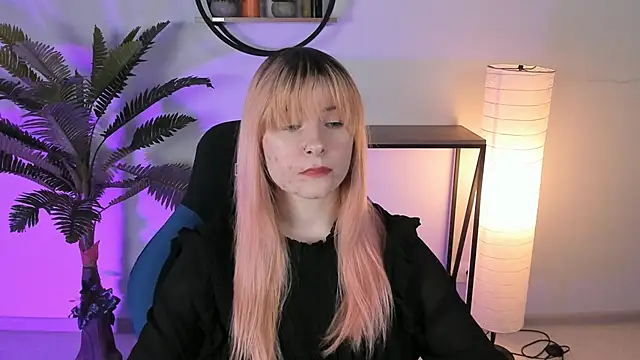 Snapshot of LexiWenford chatting on February 24, 5:54 am LexiWenford online show from February 24, 5:54 am