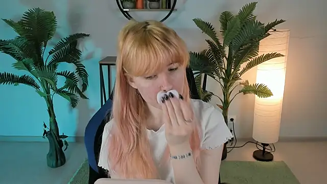 Snapshot of LexiWenford chatting on March 11, 2:43 am LexiWenford online show from March 11, 2:43 am