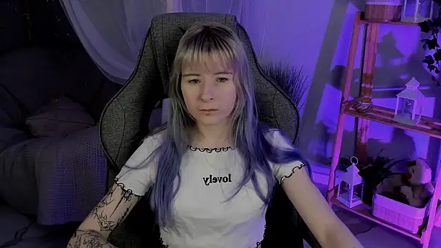 Snapshot of LexiWenford chatting on November 4, 2:43 am LexiWenford online show from November 4, 2:43 am