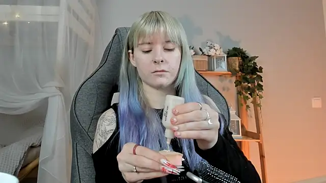 Snapshot of LexiWenford chatting on November 14, 3:05 am LexiWenford online show from November 14, 3:05 am