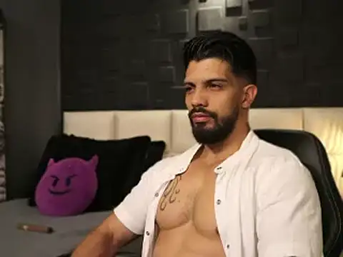 Snapshot of DannSaenz chatting on February 20, 10:26 pm DannSaenz online show from February 20, 10:26 pm