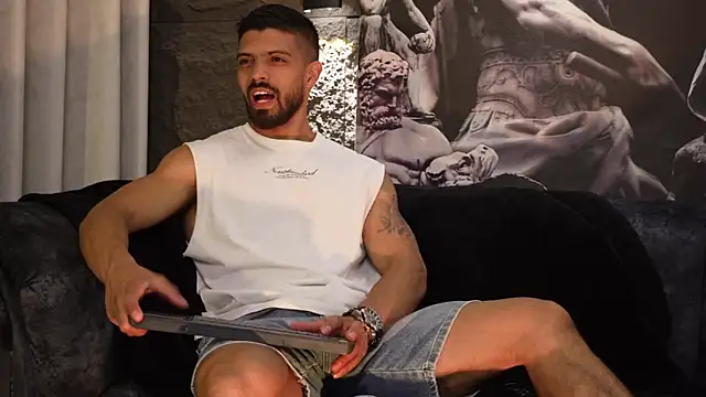 Snapshot of DannSaenz chatting on November 25, 2:28 pm DannSaenz online show from November 25, 2:28 pm