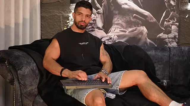 Snapshot of DannSaenz chatting on November 26, 8:43 pm DannSaenz online show from November 26, 8:43 pm