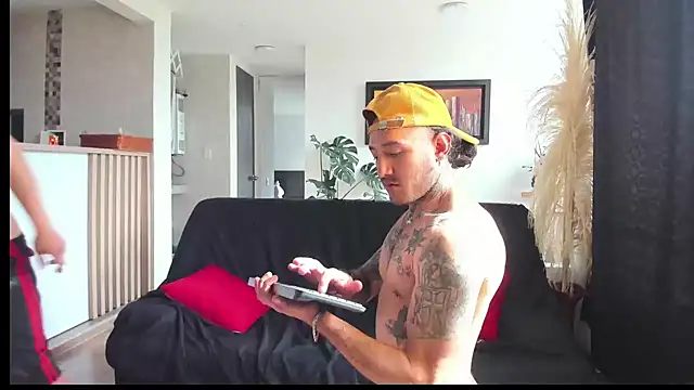 Snapshot of MARCELOANDLUCIAN chatting on February 25, 9:24 pm MARCELOANDLUCIAN online show from February 25, 9:24 pm