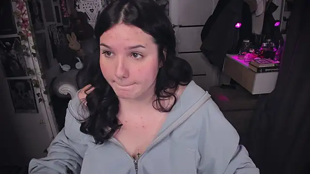 Snapshot of Diasporaaa chatting on November 1, 2:57 am Diasporaaa online show from November 1, 2:57 am