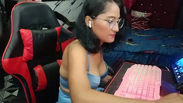 Snapshot of AdelinaMiran90 chatting on November 2, 5:43 am AdelinaMiran90 online show from November 2, 5:43 am