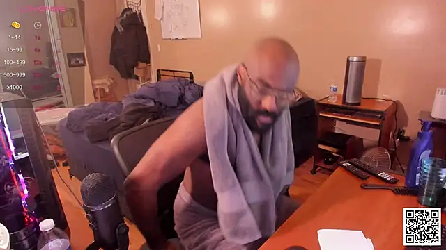 Snapshot of MrChuckDailyXXX chatting on December 6, 8:15 am MrChuckDailyXXX online show from December 6, 8:15 am