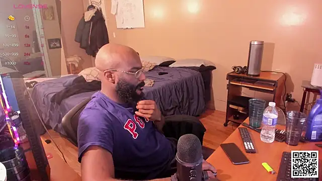 Snapshot of MrChuckDailyXXX chatting on December 7, 6:32 am MrChuckDailyXXX online show from December 7, 6:32 am