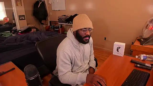 Snapshot of MrChuckDailyXXX chatting on December 23, 1:24 pm MrChuckDailyXXX online show from December 23, 1:24 pm