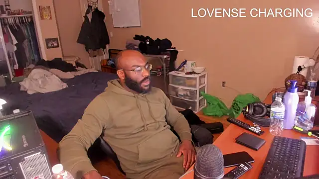 Snapshot of MrChuckDailyXXX chatting on January 1, 5:43 am MrChuckDailyXXX online show from January 1, 5:43 am